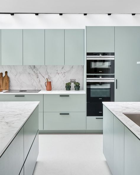 Kitchen Colour Combination Ideas, Modern Kitchen Cupboards, Modern Kitchen Colours, Kitchen Wardrobe Design, Kitchen Colour Combination, Kitchen Colour, Modular Kitchen Cabinets, Color Kitchen, Kitchen Design Color