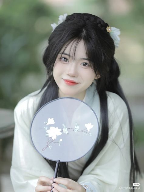 Chinese Ancient Clothing, Chinese Clothing Traditional, Hanfu Hair, Fb Profile Photo, Hanfu Hairstyles, 2000s Japanese Fashion, Headpiece Diy, Asian Cosplay, Hair Techniques