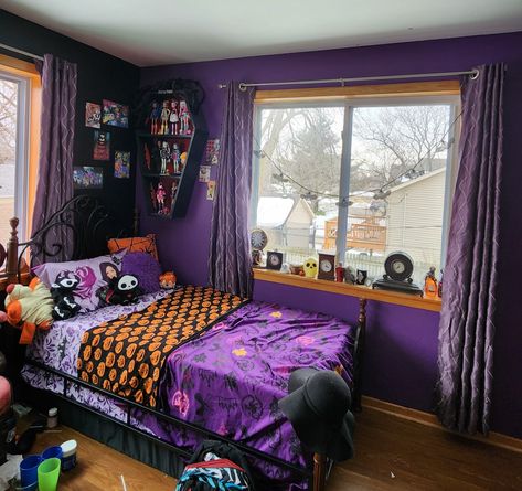 Clown Bedroom Aesthetic, Small Goth Bedroom, Emo Room Inspo 2000s, Scenecore Bedroom, Scene Room Ideas, Scene Room Emo, Scene Kid Bedroom, Alternative Bedroom, Emo Bedroom