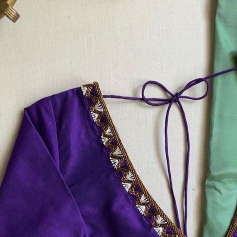 Purple Embroidery Blouse, V Neck Maggam Work Blouses, Minimal Blouse Design, Kundan Embroidery Work Blouses, Hand Work Embroidery Blouse Neck Design, Blouse Neckline Designs, Pot Neck Blouse Designs, Bridal Blouse Designs Simple, Simple Work Blouse Designs