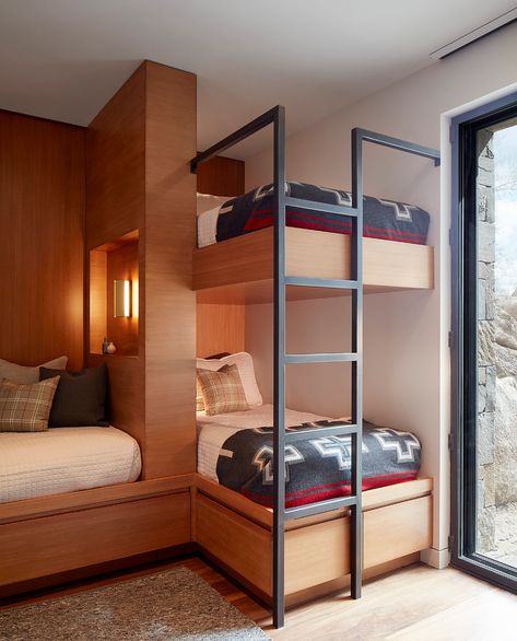 A Guide to Statement-Making Bunk Rooms - Mountain Living 6 Bed Bunk Room, Bunk Bed With Privacy, Tiny House Bunk Room, Ski House Bunk Room, Corner Bunk Beds Built In, Bunk Room Bedding, Bunk Rooms For Adults, Mountain Lodge Bathroom, Bunk House Ideas