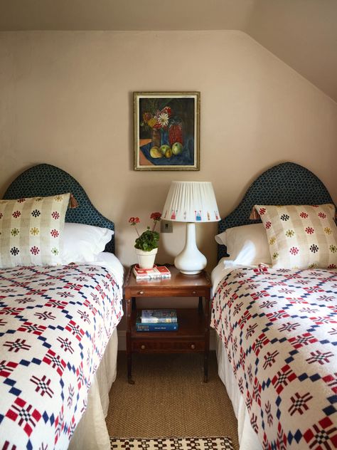 Two 18th-century Norfolk cottages melded into one harmonious holiday house | House & Garden Anna Haines, Norfolk Cottages, Queen Anne House, Crittal Windows, Built In Banquette, Paint And Paper Library, Decorating House, English Country Style, Dos And Don'ts