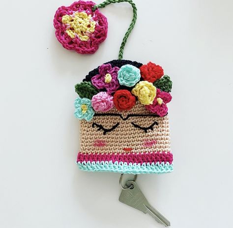 Free pattern key cover/gratis patroon sleutel hoesje – essiebirdies Keychain Cover Crochet, Key Holder Crochet Free Pattern, Crochet Key Holder Pattern Free, Crochet Key Case, Crochet Key Holder, Crochet Keyring Free Pattern, Crochet Key Cover, فن النسيج, Crochet Keychain Pattern