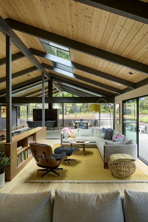 Glen Road Residence by Risa Boyer Architecture - Dwell Midcentury House, Barn House Design, Light Hardwood, Light Hardwood Floors, Casa Vintage, Mid Century Modern House, Indoor Outdoor Living, Residential Design, Casas De Ensueño