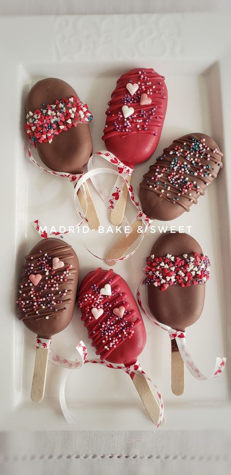 Cake Pops Cute, Heart Cakesicles, Chocolate San Valentin, Popsicles Cake, Ice Cream Cake Pops, Cake Pop Designs, Valentines Baking, Desserts Chocolate, Chocolate Covered Treats