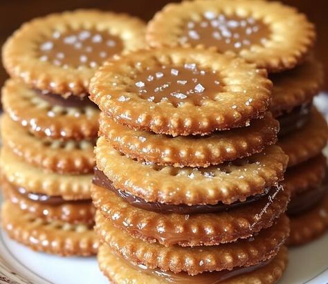 Deliciously Sweet & Salty: Try New York’s Salted Caramel Ritz Cracker Cookies Recipe Ritz Cracker Cookies, Banana Split Dessert Recipes, Lemon Glaze Cake, Creamy Mashed Potatoes Recipe, Salty Desserts, Ritz Cracker Recipes, Salted Caramel Recipes, Salted Caramel Cookies, Butter Crackers