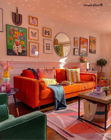 Living Room Ideas Colourful, Lesbian Living Room, Boho Living Room Colourful, Maximalistic Living Room, Groovy Aesthetic Living Room, Living Rooms With Red Couches, Small Living Room Eclectic, 70s Inspired Living Room Modern, Small Apartment Living Room Colorful