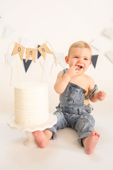 Neutral 1 Year Photoshoot, One Birthday Photoshoot Ideas, One Year Old Cake Smash Photoshoot, Studio 1st Birthday Pictures, Baby Boy Smash Cake Pictures, One Year Photoshoot Ideas Indoor, First Birthday Boy Pictures Ideas, Boy Cake Smash Photos, First Birthday Boy Photoshoot Indoor