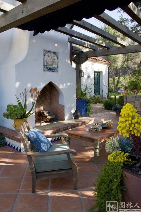 The Ultimate Inspiration For Spanish Styling Spanish Backyard, Modern Mediterranean Decor, Maze Garden, Hornbeam Hedge, Santa Barbara Style, Mediterranean Interior, Backyard Fireplace, Patio Fireplace, Casa Country