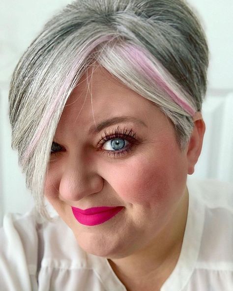 Coupe, Grey Hair Pink Highlights, Grey Hair With Purple Highlights, Hair Pink Highlights, Grey Hair Long, Grey Pixie Hair, Purple Grey Hair, Purple Hair Highlights, Purple Streaks