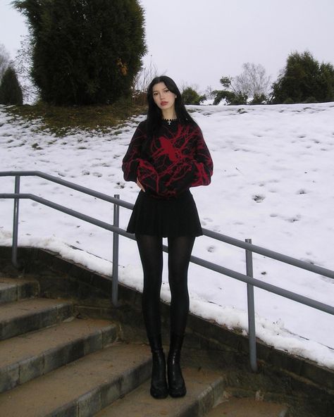 Goth Cold Weather Outfit, Dark Winter Aesthetic Outfits, Emo Outfits Winter, Winter Outfits Emo, Punk Winter Outfits, Grunge Winter Outfits Cold, Everyday Goth Outfits, Winter Alt Outfits, Winter Emo Outfits