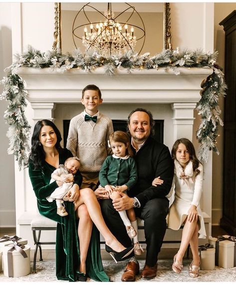 Holiday Photos Outfits, Family Christmas Pictures Outfits, Christmas Photos Outfits, Family Photo Outfits Winter, Christmas Pictures Outfits, Christmas Family Photoshoot, Christmas Poses, Family Christmas Outfits, Winter Family Photos