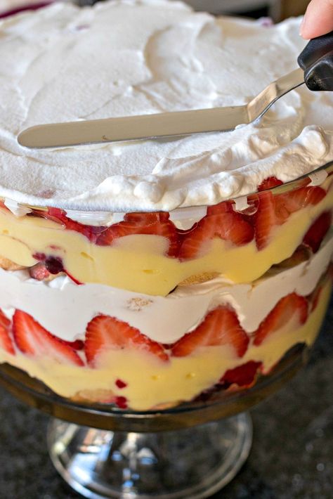 Traditional English Trifle - This traditional English trifle is a layered dessert made with ladyfingers soaked in sherry, fresh berries, vanilla pudding, and fresh whipped cream. The combination of these flavors and textures will blow you away! Pie, Tiramisu, Traditional English Trifle, Trifle Easy, Strawberries Desserts, Shortcake Trifle, Trifle Bowl Recipes, English Trifle, Strawberry Shortcake Trifle