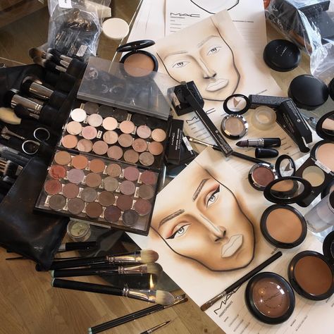 Makeup Artist Career, Instagram Makeup Artist, Makeup Workshop, Makeup Artist Kit, Makeup Books, Makeup Class, Artist Aesthetic, Celebrity Makeup Artist, Makeup Studio