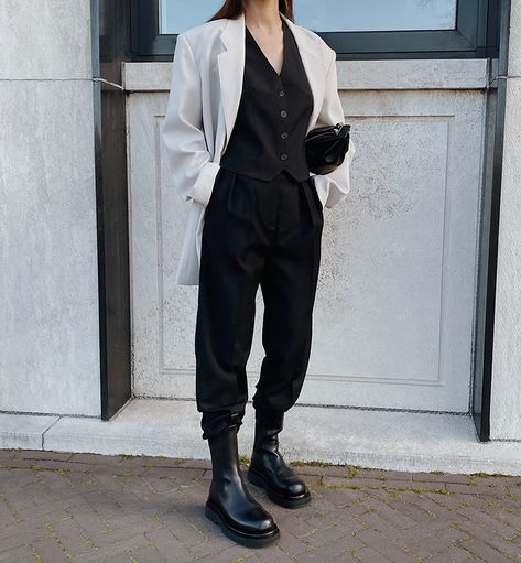 Lug Boots, Black And Beige, Trik Fotografi, Mode Inspo, Looks Chic, 가을 패션, Mode Inspiration, Boots Outfit, Black Outfit