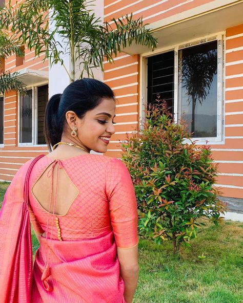 Blouse Designs For Mom, Silk Saree Blouse Neck Designs, Boatneck Blouse Designs Latest, Simple Blouse Designs Pattern, Mom And Daughter Dress, Plain Blouse Designs, Latest Blouse Neck Designs, Green Blouse Designs, Lace Blouse Design