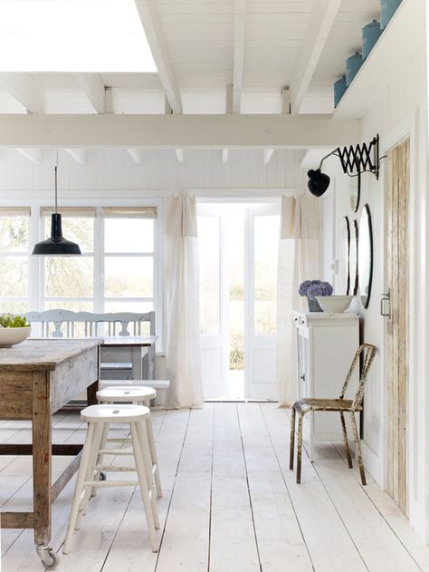 my scandinavian home: A dreamy cottage (to rent!) in South East England White Cottage Interiors, Minimal Rustic, White Cabin, Camber Sands, Cottage Interior Design, Cottage Coastal, White Interiors, Farmhouse Kitchen Island, Cottage Style Decor