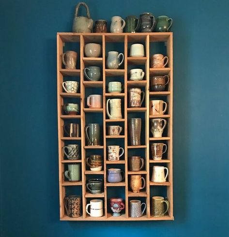 Cups And Mugs Organization, Shelf For Mugs, Cups Display Ideas, Tea Cup Shelf Display, Mug Rack Diy, Mugs Display Ideas, Coffee Cup Shelf Display, Cup Shelf Display, Coffee Shelf Ideas