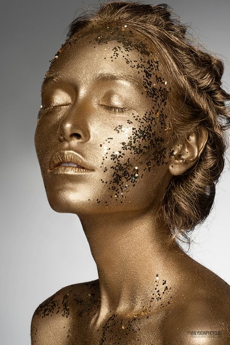 G O L D on Behance Gold Face Paint, Paintings Tumblr, Make Up Gold, Gold Skin, Gold Bodies, Gold Beauty, Gold Makeup, Gold Face, Body Shots