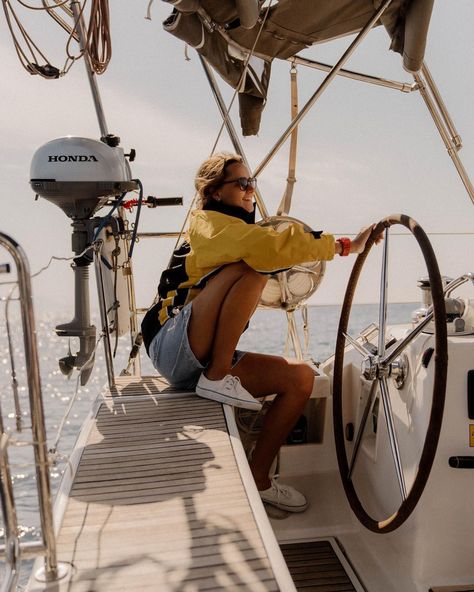 Sailing With Friends, Sailing Boat Aesthetic, Sail Aesthetic, Boat Life Aesthetic, Sailboat Aesthetic, Sailing Aesthetic, Yacht Aesthetic, With Friends Aesthetic, Luxury Sailing Yachts