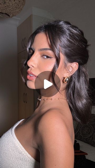 Hairstyle Shorthair, Long Hairdos, Penteado Cabelo Curto, Gloss Lipstick, Short Hair Styles Easy, July 3, Lip Pencil, Nyx Cosmetics, Lipstick Lip