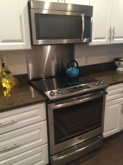 Stainless Steel behind slide in range. This is clean best solution for me. Behind Stove Backsplash, 2nd Kitchen, Metal Backsplash, Stainless Steel Backsplash, Stove Backsplash, Kitchen 2020, Black Backsplash, Slide In Range, Steel Backsplash