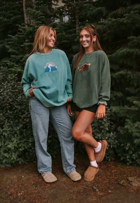 Camping Fits, Spruce Color, Outdoorsy Outfits, Granola Girl Outfits, Granola Outfits, National Park Sweatshirt, Outdoorsy Style, Hiking Outfit Fall, Earthy Outfits