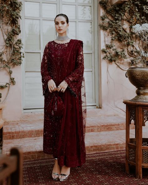 Maroon Pakistani Dress, Bengali Outfit, Maroon Bridesmaid Dresses, Dresses Pakistani, Desi Wedding Dresses, Iqra Aziz, Pakistani Fancy Dresses, Bridal Dress Fashion, Pakistani Dress