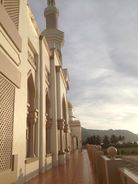 Masjid Bolkiah (also known as "Grand Mosque"), Cotabato City, Philippines Cotabato City, Sultan Qaboos Grand Mosque, Sheikh Zayed Grand Mosque, Ancient Greek Architecture, Architecture Wallpaper, Mosque Architecture, Study Room Decor, Grand Mosque, Mansions Luxury