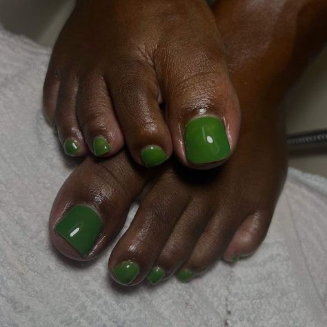 Dark Green Pedicure Ideas, Green Gel Pedicure, Dark Green Toe Nails, Green Mani Pedi, Green Toes Nails, Green Acrylic Toes, Dark Green Pedicure, Green Toe Nail Designs, Green Pedicure Ideas