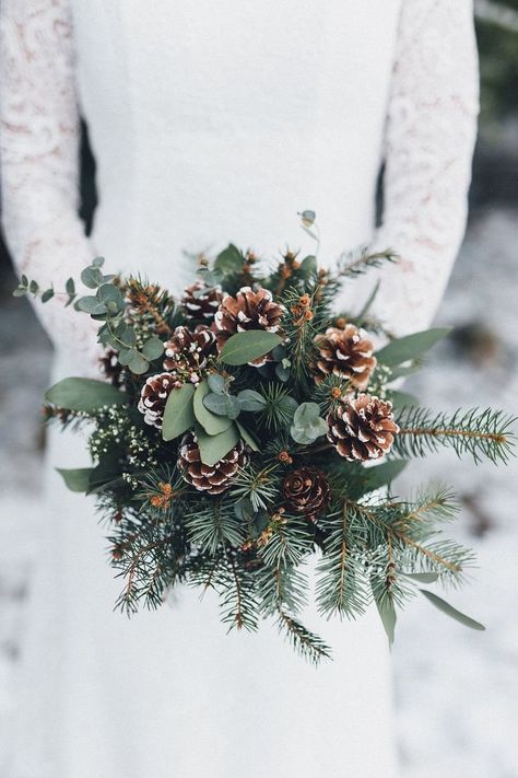 White Cascading Bridal Bouquet, Christmas Bridal Bouquet, Pine Cone Bouquet, Bridal Bouquet Winter, Cone Bouquet, Wedding Bouquets Ideas, Chic Winter Wedding, Pine Cone Wedding, Christmas Wedding Centerpieces