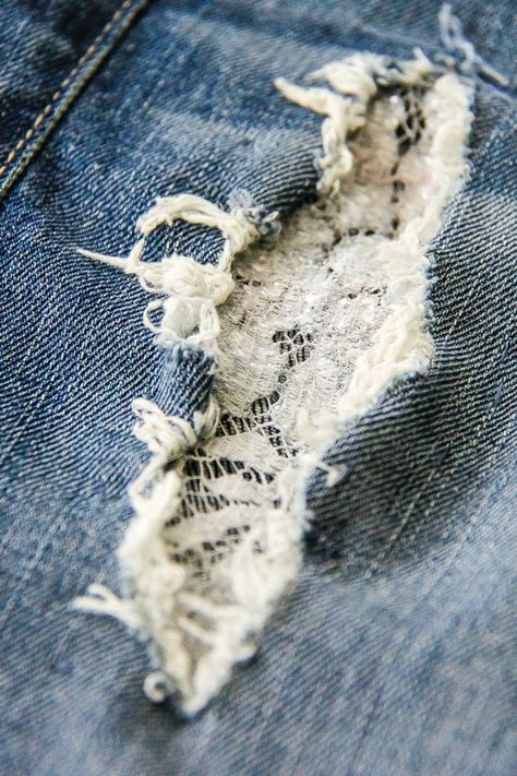 Rattoppare I Jeans, Celana Jins, How To Patch Jeans, Jean Diy, Jeans Patch, Patch Hole, Denim Repair, Diy Clothes Refashion, Diy Jeans