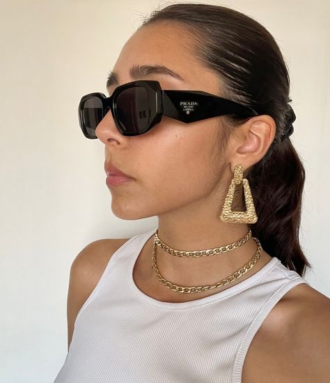 IG @xmarcethiele wearing gold earings white top, Prada sunnys and pony tail Prada Sunnies, Prada Sunglasses, Aesthetic Style, Sunglass Hut, 60s Fashion, Photo Inspo, Aesthetic Fashion, White Top, White Tops