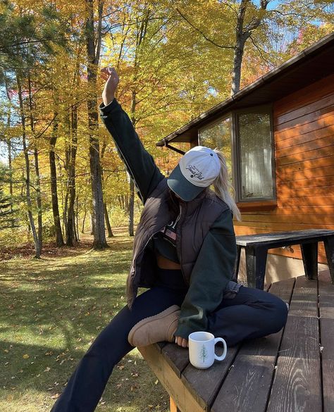 Camping Photos Aesthetic, Camping Outfits Autumn, Lake Cabin Outfits, Cabin Pics Insta, Camping Pictures Aesthetic, Cabin Aesthetic Pictures, Best Friend Hiking Pictures, Summer Cabin Aesthetic Outfit, Gatlinburg Instagram Pics