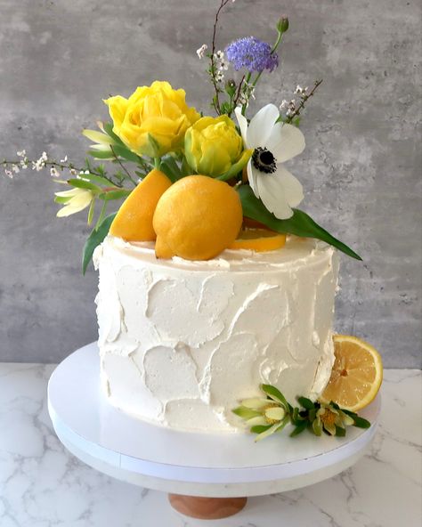 Lemon cake + lemkn curd and cream cheese buttercream filling, surrounded by silky vanilla Italian meringue buttercream. Decorated with freah flowers and more lemons, this cake screams SPRING! 🍋🥰 More creations @copperspoonbakery Cream Cheese Decorated Cake, Citrus Theme Cake, Wedding Cake With Lemons, Citrus Cake Design, Cake Decorated With Lemons, Citrus Cake Decoration, Lemon Themed Cake, Wedding Cake Buttercream Flowers, Two Tier Lemon Wedding Cake