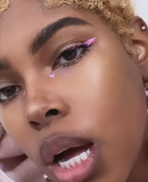 Pink Eyeshadow Looks White Eyeliner, Heart On Nose Makeup, Eye Makeup With Hearts, Pink Makeup Eyeliner, White Eyeliner Makeup Dots, Heart Liner Makeup, Eyeliner With Heart, Pink And White Eyeliner Looks, Under Eyeshadow Looks