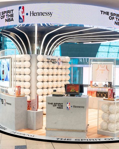 Moët Hennessy The Spirit Of The NBA Pop-Up Space, Dubai International Airport. Nike Pop Up, Golf Display, Gentleman's Cut, Basketball Store, Eastside Golf, Popup Store, Dubai International Airport, Industry Design, Chase Bank