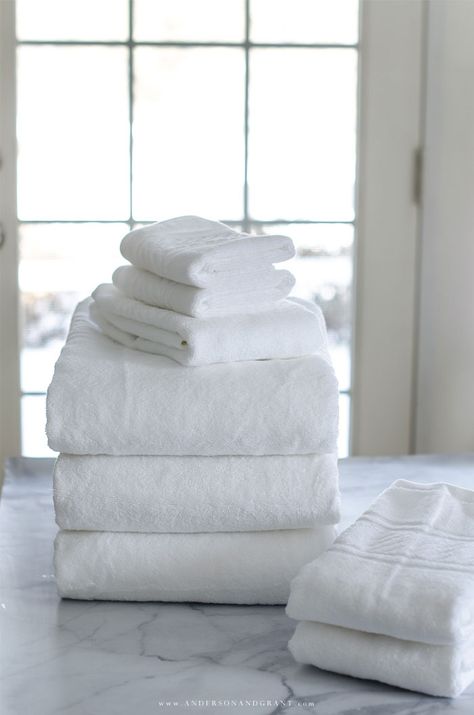 How to Fold Bath Towels for a Tidy Linen Closet Fold Washcloths, Fold Bath Towels, How To Fold Hand Towels, How To Fold Bath Towels, Separate Room Ideas, Fold Hand Towels, Folded Towels, Fancy Towels, Bathroom Linen Closet