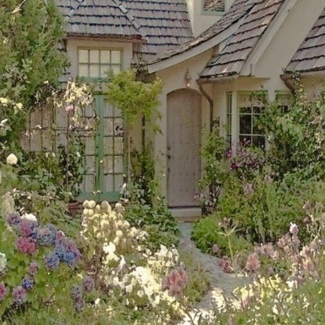 Cottage Aesthetic, Fairytale Cottage, Different Aesthetics, Dream Cottage, Cottage Core Aesthetic, Cottagecore Aesthetic, Nature Aesthetic, Pretty Places, Green Aesthetic