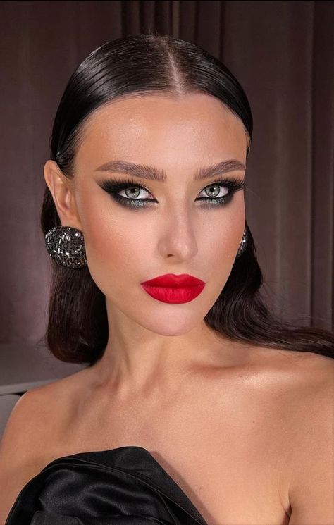 Playful Makeup, Valentine Makeup, Red Lipstick Makeup Looks, Lips Aesthetic, Purple Makeup Looks, Valentine's Day Makeup, Red Lips Makeup Look, Romantic Makeup, Red Lipstick Makeup