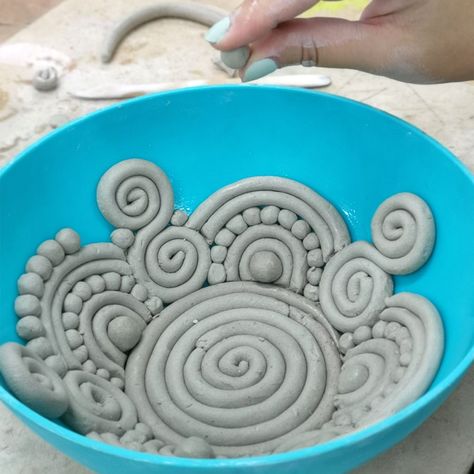 Coil pottery with a mould designs Pottery Coiling, Ceramica Artistica Ideas, Coil Bowl, Ceramics Bowls Designs, Clay Projects For Kids, Clay Decor, Clay Bowls, Coil Pottery, Coil Pots