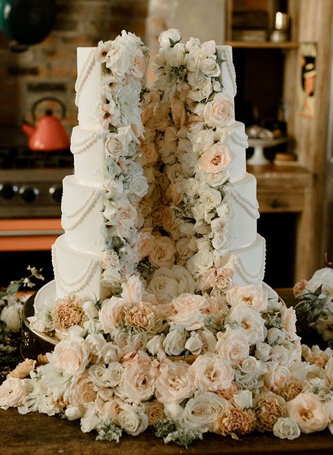 16 Vibrant & Unique Summer Wedding Cakes - Inspired By This Summer Wedding Cakes, Dream Wedding Cake, Floral Wedding Cakes, White Wedding Cake, Wedding Cakes With Flowers, Elegant Wedding Cakes, Elegant Cakes, Wedding Cake Inspiration, Beautiful Wedding Cakes