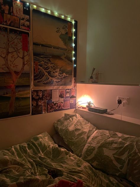 uk university dorm room insparation cozy uni room flat ideas inspo University Halls Room Ideas, Student Accommodation Room Ideas Uk, Uni Room Inspo Uk Halls, Uni Halls Room Ideas, Uk Uni Room, Uni Room Inspo Uk, Uni Room Ideas Uk Halls, Student Room Ideas University, University Room Ideas