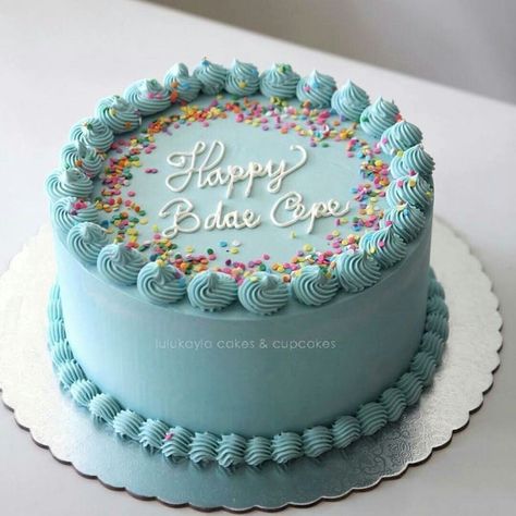 Birthday Cake With Dripping Icing, Chantilly Cake Decoration Birthdays, Easy Birthday Cake Decorating Men, Cake Decorating Man, Cake Designs Easy Birthday, Simple Blue Cake For Men, Pastel Blue Cake Birthday, Men Birthday Cakes Simple, Blue Buttercream Cake For Men