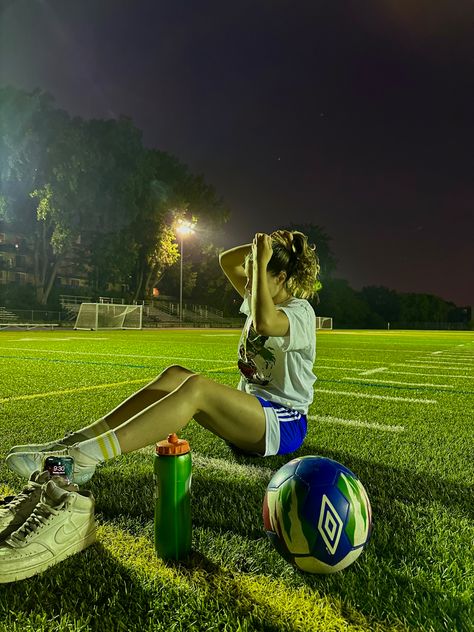 soccer aesthetic, field soccer, friends activities, Mariana, Cleats Aesthetic, Kulti Mariana Zapata, Soccer With Friends, Preppy Soccer, Pink Cleats, Soccer Friends, Girls Soccer Shoes, Aesthetic Field