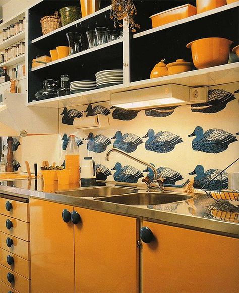 retro kitchen 70s Kitchen, 70s House, 70s Interior, Duck Pattern, 70s Home, 70s Decor, 70s Home Decor, Retro Interior, Kitchen On A Budget