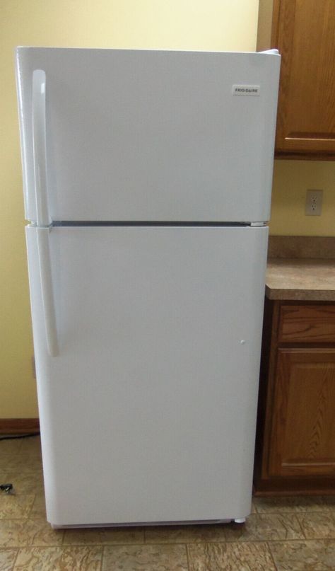 White Fridge, Small Fridge, 1980s Kitchen, Fridge Photos, White Fridges, Frigidaire Refrigerator, Old Refrigerator, I Get Money, Small Fridges