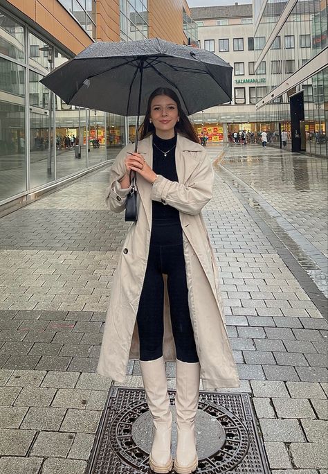 Outfit rainy day rain, woman, elegant outfit for cold weather, boots beige coat Trenchcoat Cold Rainy Day Outfit Nyc, Cream Rain Coat Outfit, Basic Outfits Rainy Day, Raining Outfit Aesthetic, Raining Days Outfit, Beige Rain Boots Outfit, White Rain Coat Outfit, Outfit For Rainy Weather, Rainy Day Outfit Boots