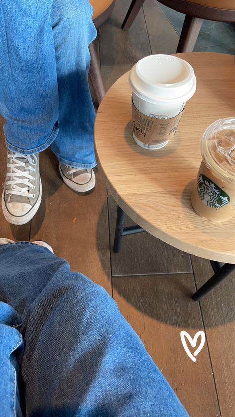 Coffee Date With Friends Aesthetic, Cafe Aesthetic Friends, Cafe Study Aesthetic With Friends, Starbucks Pics Aesthetic, Coffee Friends Aesthetic, Pic Inspo Instagram Friends, Coffee With Friends Instagram Story, Coffee Date With Best Friend, Cafe Friends Aesthetic