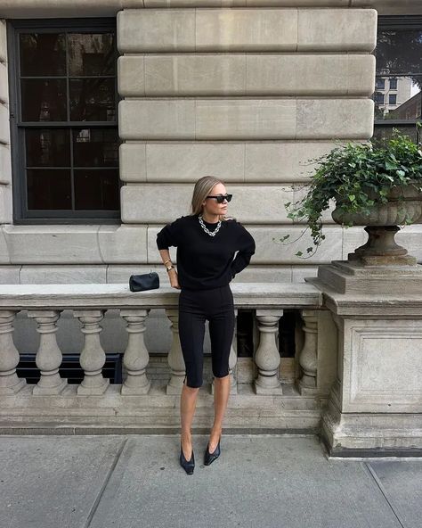 6 Incredibly Chic, All-Black Capri Pants Outfits to Copy | Who What Wear Capri Pants Outfits, Claire Rose Cliteur, Claire Rose, Capri Outfits, Form Fitting Clothes, Career Outfits, Chic Quilts, Black Capri Pants, Fall Winter Trends